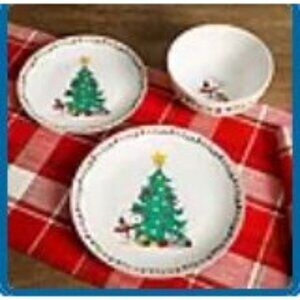 NEW Peanuts Christmas 18-Piece Dinnerware Set With Snoopy Woodstock Tree Lights